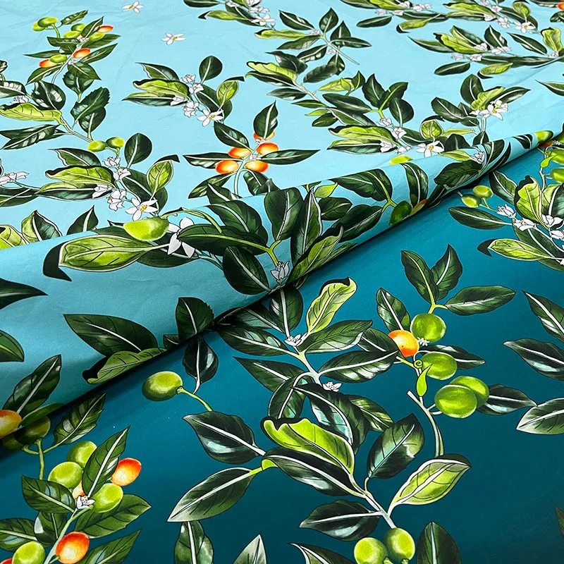 Хлопчатобумажная ткань-поплин на фоне голубого озера с ярким принтом оранжевых листьев, идеально подходящая для шитья своими руками